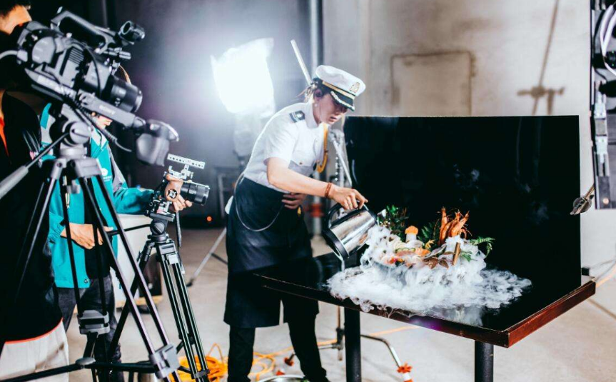 拍攝宣傳片復(fù)雜的攝影照明方法(圖1) 深圳宣傳片拍攝采用照明等會復(fù)雜廠家拍攝